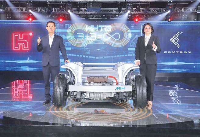 謝金河表示，台灣必須尋找新的產業拼圖，這次鴻海MIH在平台經濟上尋找新角色，值得拭目以待！圖為裕隆執行長嚴陳莉蓮（右）、鴻海董事長劉揚偉（左）。(業者提供)