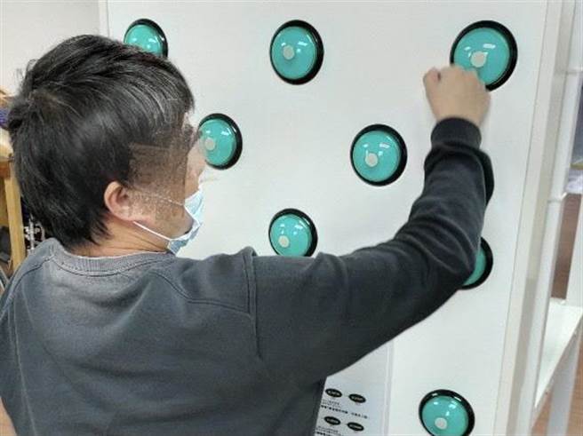 復健像打地鼠，让患者在游戏中增强上肢控制力。（南投医院提供／廖志晃南投传真）