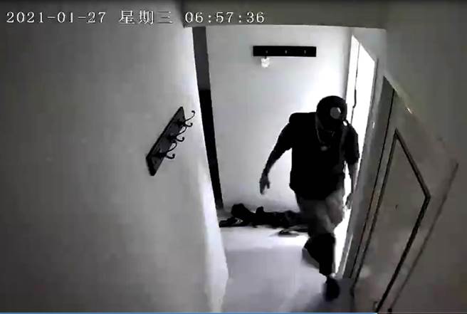 鄭姓男子疑因失業酗酒，將怒氣發洩在飼養9年的瑪爾濟斯身上，不僅將牠丟出租屋套房外，更不斷用腳連續踢踹。（動保處提供）