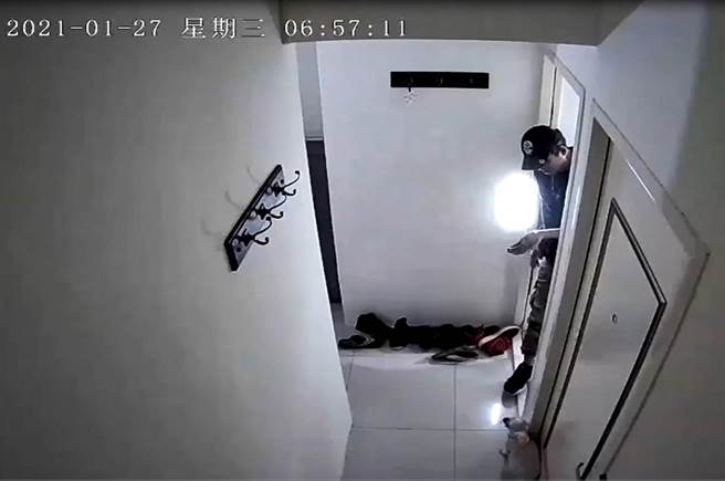 鄭姓男子疑因失業酗酒，將怒氣發洩在飼養9年的瑪爾濟斯身上，不僅將牠丟出租屋套房外，更不斷用腳連續踢踹。（動保處提供）