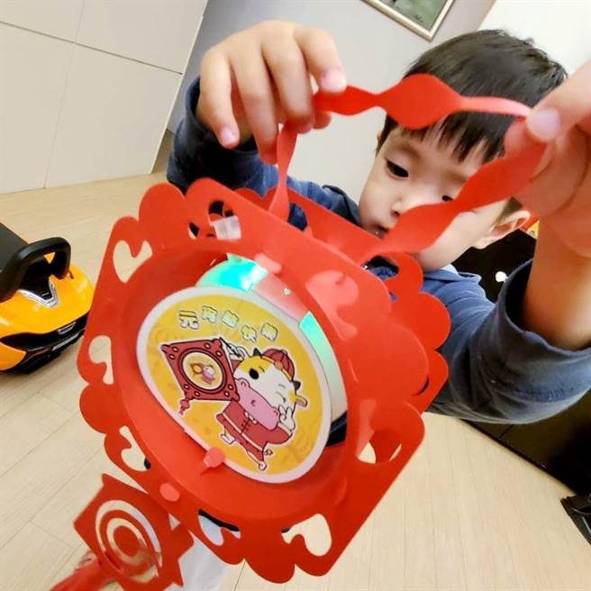 小朋友动手DIY组装元宵节最可爱的牛牛花灯。(图/永庆房屋提供)