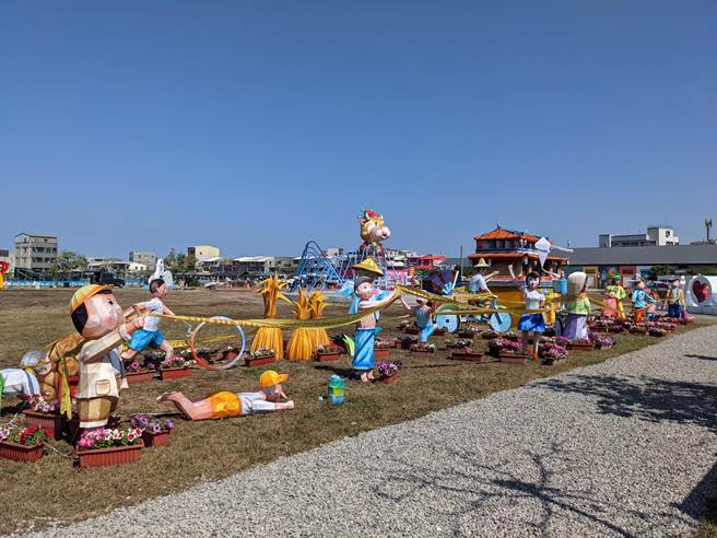 台湾灯会因疫情停办，4层楼高的副灯「犊站金榜」及8座「怀旧灯区」的花灯移到台南北门游客中心外的大草坪组装，26日元宵夜将正式点灯展示，充满节庆氛围。（庄曜聪摄）