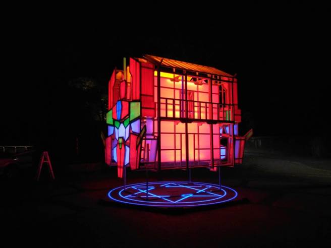 台南盐水月津港灯节虽停办，但在亲水公园已设置12组艺术作品，街道巷弄里也持续展出「漫月美行动特展」，在228连假时值得一游。（台南市政府文化局提供／庄曜聪台南传真）