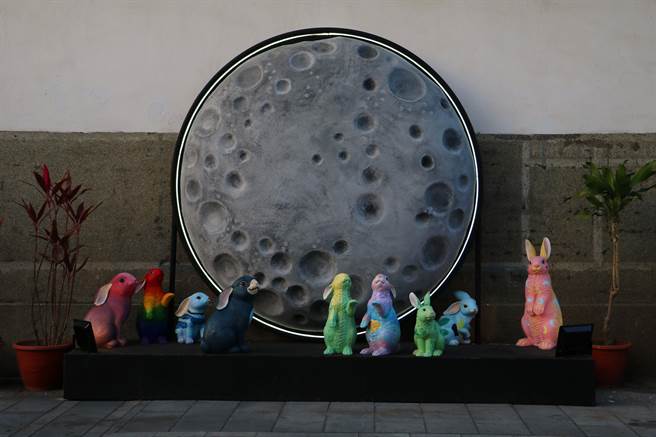 台南盐水月津港灯节虽停办，但在亲水公园已设置12组艺术作品，街道巷弄里也持续展出「漫月美行动特展」，在228连假时值得一游。（台南市政府文化局提供／庄曜聪台南传真）