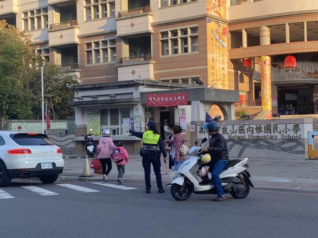 开学日来临，高市警鼓山分局分局长叶锡山在开学首日特别指示防治组妥适规画护童勤务，保护学童交通及人身安全，现场家长及老师们都直呼「揪感心」。（高市警鼓山分局提供／洪浩轩高雄传真）