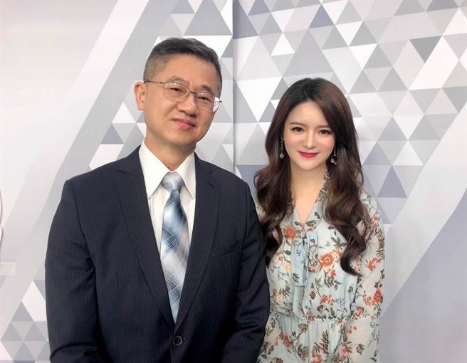 台湾运彩总经理林博泰(左)上时来运转节目，与主持人尉迟佩玉(右)谈运彩眉角。(邱子轩摄)