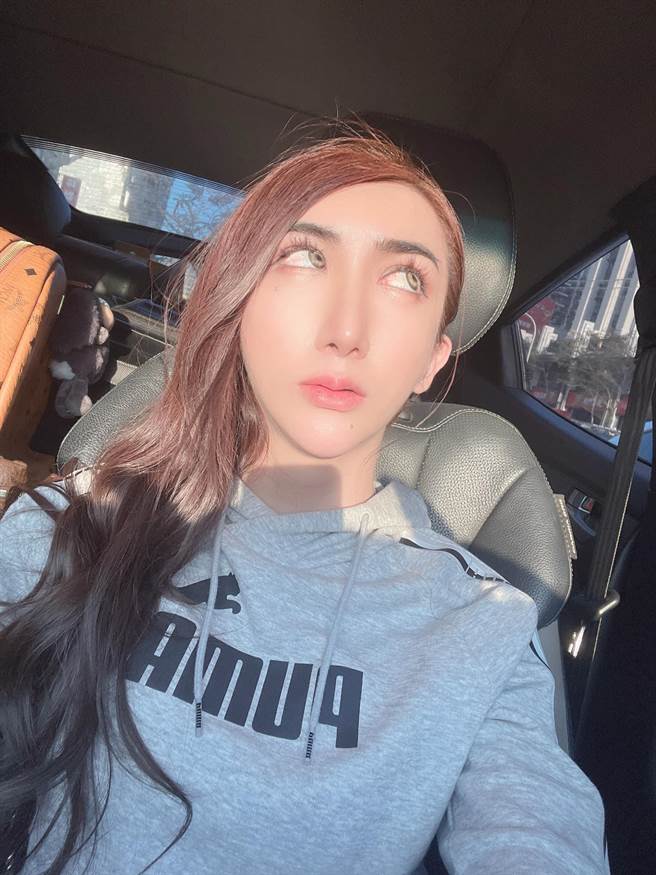 网红「罔腰」22日在脸书PO翻白眼照，反击外界说她炒新闻。（撷取罔腰脸书／柯宗纬高雄传真）