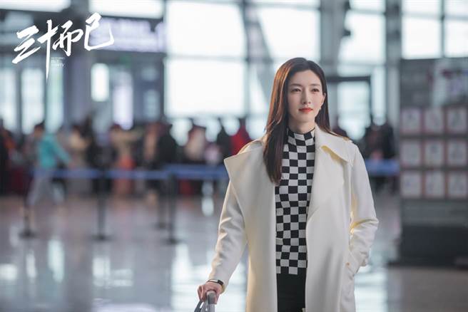 江疏影在《三十而已》演出独立自信的女性。（图／翻摄自微博）