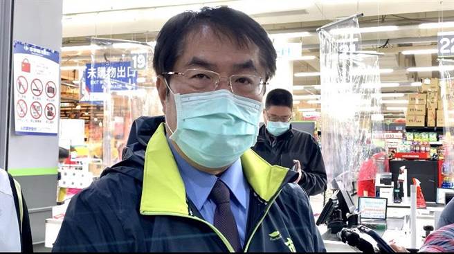 台南市長黃偉哲22日表示，關於境外移入個案943，坊間很多訊息是錯的，呼籲不要以訛傳訛。（李宜杰攝）