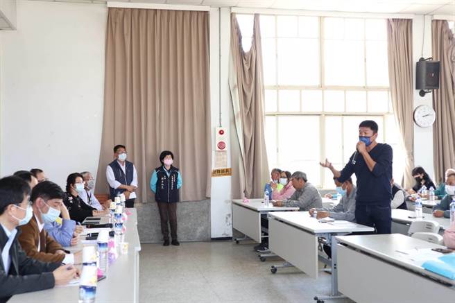 農民質疑，第1、2次認定符合救助標準落差太大，是因鄰近地區的硬質玉米農田符合比例低，第2次勘查時才從嚴審理，拿義竹農民「開刀」。（張毓翎攝）