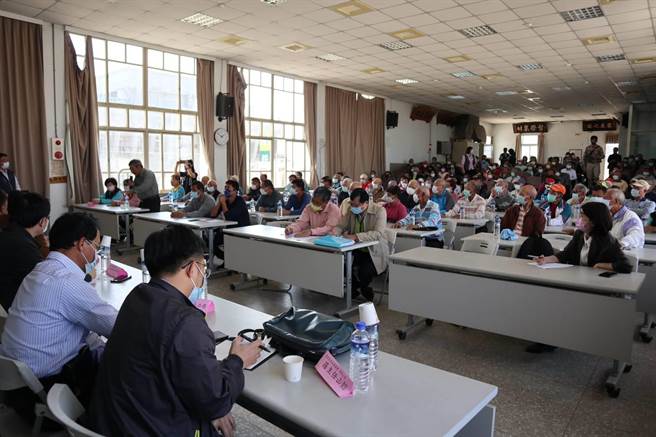 立委翁重鈞邀農政單位召開協調會，近200位農民到場關心、爭取權益。（張毓翎攝）