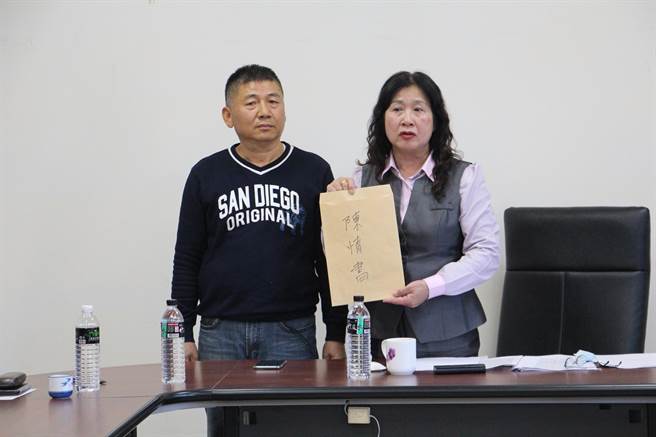 公馆乡北河村苗26线通往北河国小道路，遭地主以私人土地为由以巨石土堆路障封闭道路入口，地方居民22日前往公馆乡公所陈情，公馆乡长曾美露接下陈情书。（何冠娴摄）