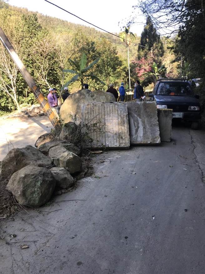 公馆乡北河村苗26线通往北河国小道路，遭巨石土堆路障封闭道路入口，地方居民陈情道路难通行。（居民提供／何冠娴苗栗传真）