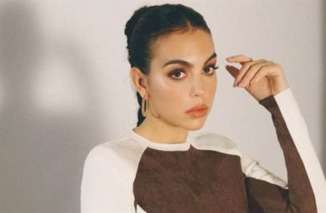 C罗（Cristiano Ronaldo）的女友乔治娜罗德里格斯（Georgina Rodríguez），以爆乳翘臀的丰腴身材走红。（图／IG@georginagio）