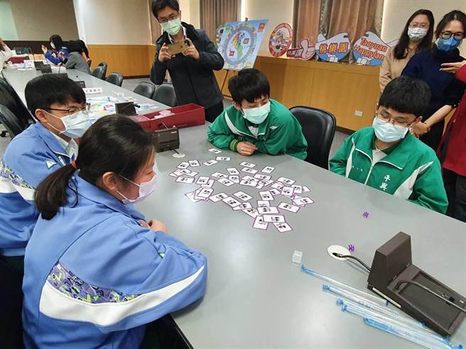 桃園市教育局推出桃園專屬英語特色桌遊「桃樂園Taoyuan Happyland」，融入全市13個行政區著名景點、人文特色與在地美食，學生試玩驚艷笑言：「以後遇到外國人，就能大方介紹桃園了！」（蔡依珍攝）