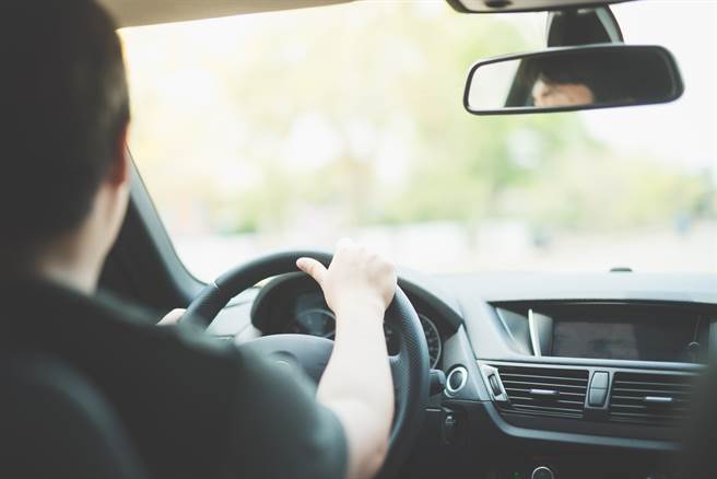 一名女網友抓包男友說謊，事後她查看男友車上的定位搜尋紀錄，讓她心都碎了。(示意圖非當事人/達志影像)