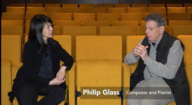 卫武营国家艺术文化中心与华府表演艺术协会合作「林佳静：练习曲简史」线上钢琴音乐会，其中包括一段钢琴家林佳静（左）与作曲家菲利浦．葛拉斯（右）的访谈。（摘自网路）