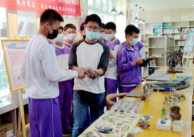 嘉义县大吉国中在开学日这天，特别安排化石展迎接师生返校。（大吉国中提供∕吕妍庭嘉义传真）