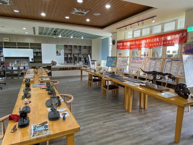 嘉义县大吉国中在开学日这天，特别安排化石展迎接师生返校。（大吉国中提供∕吕妍庭嘉义传真）