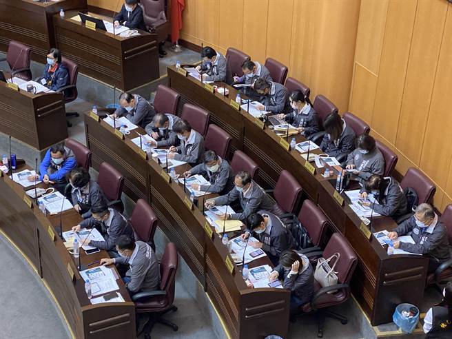 桃园市议员谢美英22日在议会当场「发考卷」考局处首长「桃园猪」标章，只见大家滑手机、看电脑找答案，还不断交头接耳，但最后33高官仅5人答对。（蔡依珍摄）