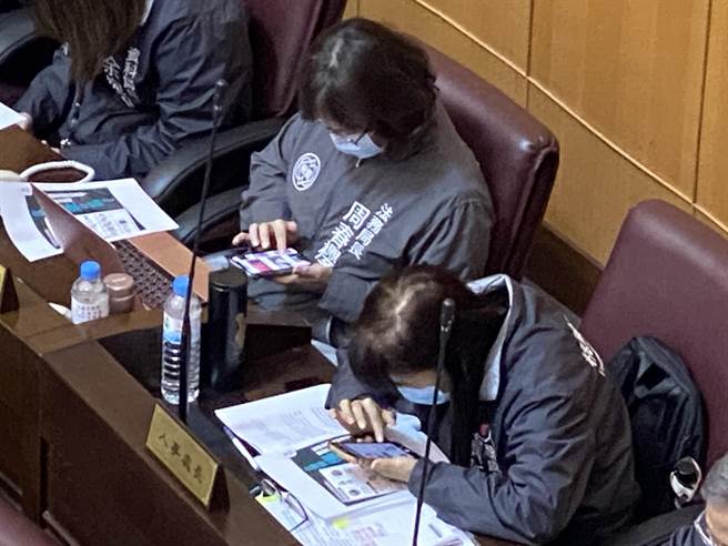 桃园市议员谢美英22日在议会当场「发考卷」考局处首长「桃园猪」标章，只见大家滑手机、看电脑找答案，还不断交头接耳，但最后33高官仅5人答对。（蔡依珍摄）