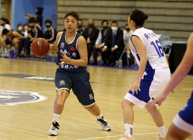 世新替补李吟娸（左）今天攻下13分，表现获教练肯定。（李弘斌摄）