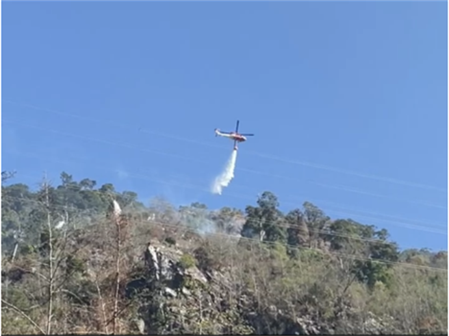 空勤总队支援2架次直升机空中洒水，目前无向外延烧情形。（东势林管处提供／陈淑娥台中传真）