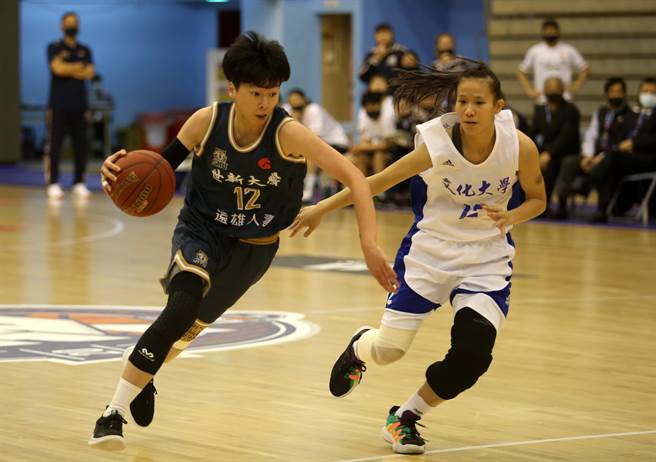 世新大学主力林蝶（左）有伤在身，复赛阶段影响表现。（李弘斌摄）