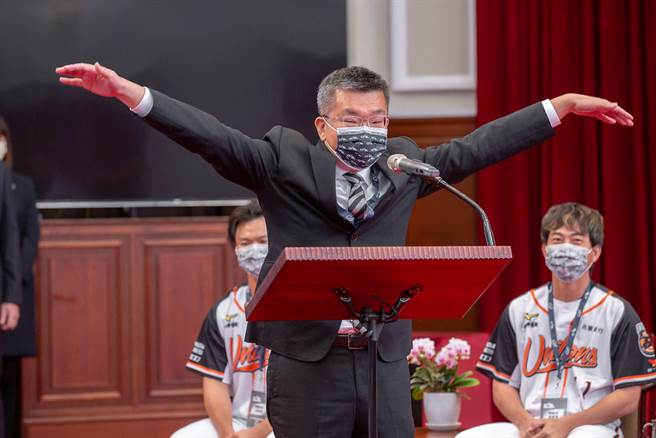 中职新会长蔡其昌在致词时秀出统一狮队去年「Flying」的招牌动作。（总统府提供／廖德修台北传真）