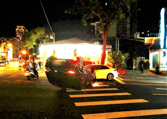 台中市西屯區晚間發生兩車碰撞車禍，由於衝撞力道大，還造成其中一輛轎車翻車，車子四腳朝天。（民眾提供／盧金足台中傳真）