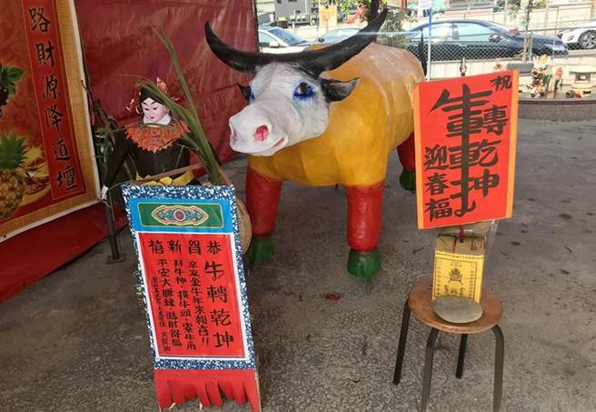 圣和真武宫太玄宗坛打造春牛及芒神二尊，提供民眾摸春牛祈福。图/业者提供
