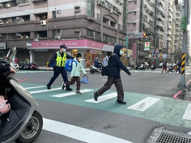 桃警开学日护童，吁家长守交通规则。(警方提供／蔡依珍桃园传真)