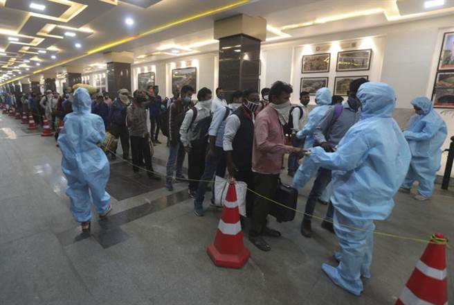 除了印度馬哈拉斯特拉邦病例激增，印度喀拉拉邦、中央邦、恰蒂斯加爾邦和旁遮普邦的新冠確診病例數亦大幅增加，這些主要是變種病毒的影響，它會讓已有抗體的人再次感染。（圖／美聯社）