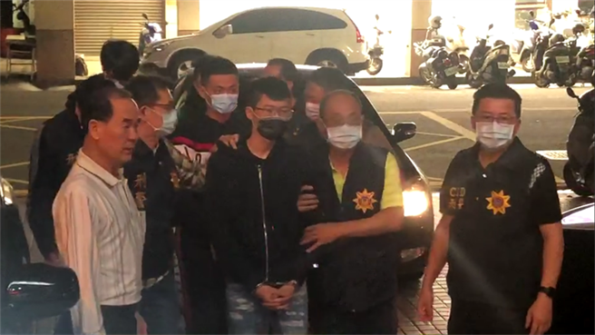 网红超艾夹被捅，涉案段姓男子（右三）等人22日到案。（翻摄照片／曹明正高雄传真）
