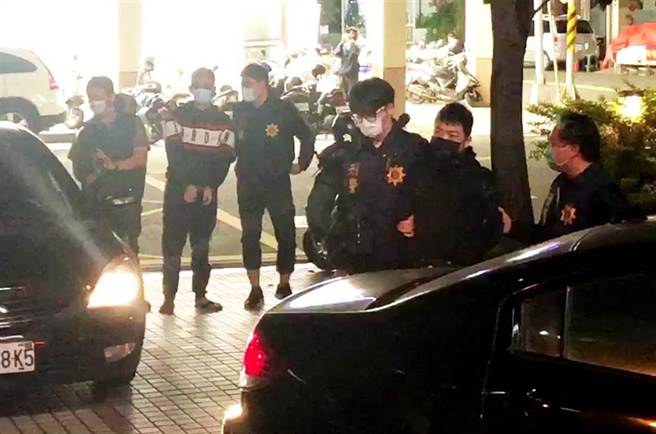 网红超艾夹被捅，涉案蔡姓男子（右二）、邱姓男子（左二）22日到案。（翻摄照片／曹明正高雄传真）