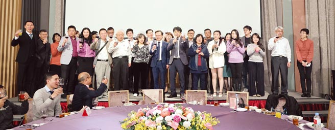 北市旅館公會理事長韋建華（第一排右七）攜手全體理、監事與公會共創新局。圖／業者提供