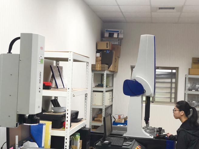舜富公司拥有精良品检室，提供加工业较少见的三次元座标量测仪、2.5D影像量测仪等，为加工品与制品做严谨把关。图／郭文正