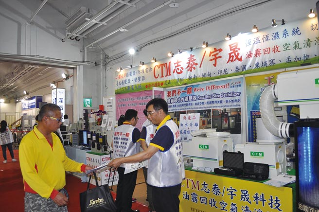 志泰主推升级版工业4.0稳压器以及油雾回收空气清净机等产品，参展时老板邱灿戎（右一）亲自坐镇。图／郭文正