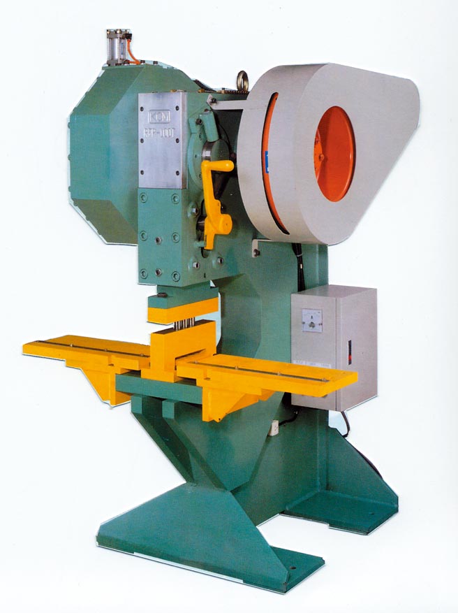 桂全的机械式传动钢铁冲孔机。图／业者提供