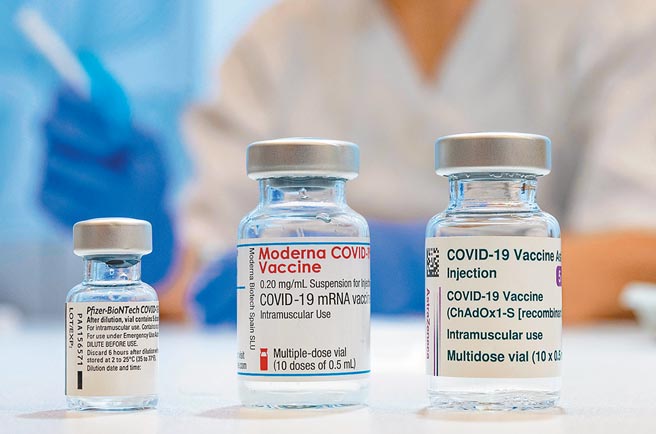 陈时中表示，台湾透过国际管道买到1981万剂疫苗，国产约2000万剂，另外，BNT若谈成再增500万剂，最多可获得4500万剂疫苗。图左至右分别为BNT、Moderna及AZ疫苗。（路透）