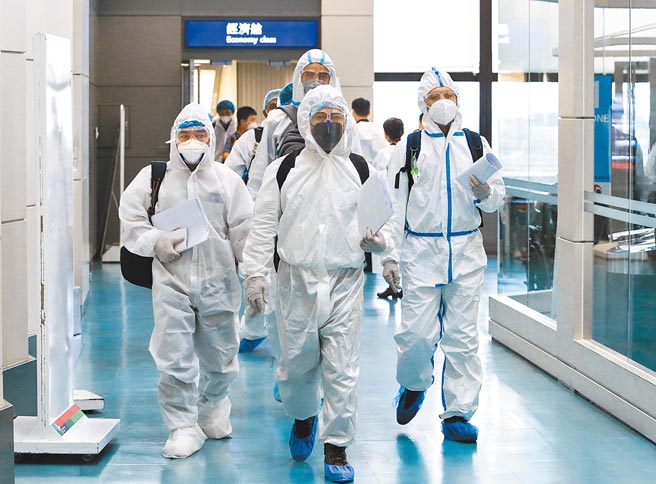 缅甸局势动盪，华航救援班机昨日傍晚5时许返抵国门，机上搭载82名旅客，其中28人未提供核酸检验报告，一下机便至候机室填写书面资料，其余则陆续依相关规定通关检疫，有部分旅客全副武装防疫（见图），也有人轻装返国。（陈麒全摄）