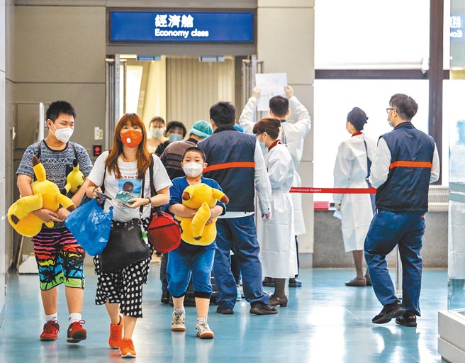 缅甸局势动盪，华航救援班机昨日傍晚5时许返抵国门，机上搭载82名旅客，其中28人未提供核酸检验报告，一下机便至候机室填写书面资料，其余则陆续依相关规定通关检疫，有部分旅客全副武装防疫，也有人轻装返国（见图）。（陈麒全摄）