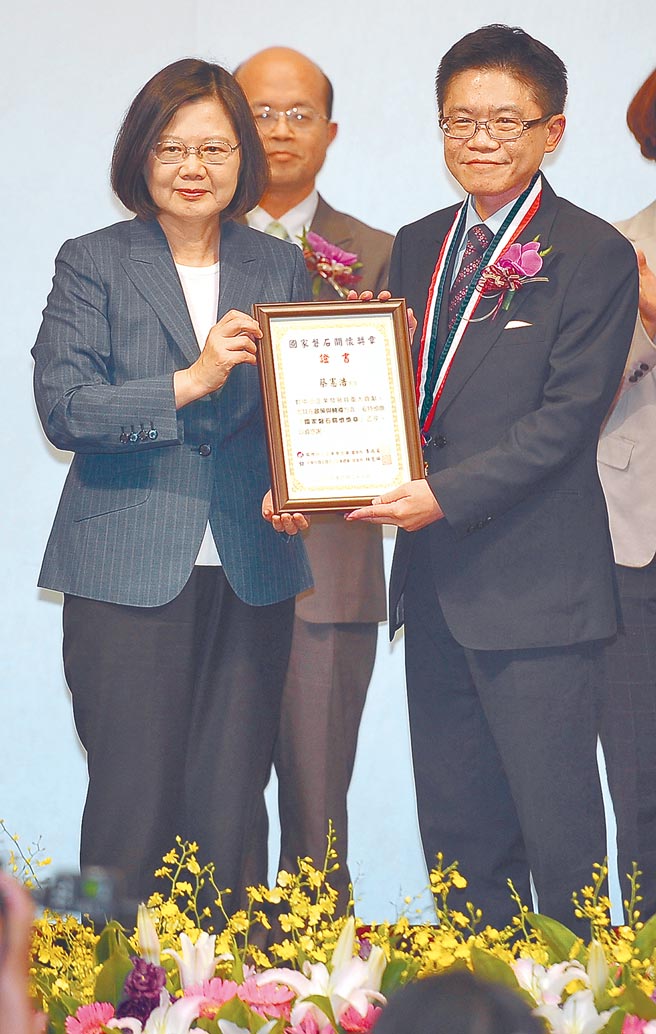 国营事业再掀搬风，可能涉及民进党派系及2022选举，引发政坛关注。图为蔡英文总统（左）2018年颁发奖牌给时任信保基金董事长蔡宪浩（右）。（本报资料照片）