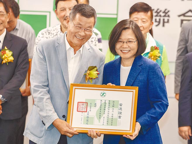 距離2022地方選舉僅剩1年多，對民進黨而言，國營事業人事將牽動檯面下的組織布局。圖為民進黨黨主席蔡英文（右）頒發證書予當年苗栗縣黨部主委杜文卿。（本報資料照片）