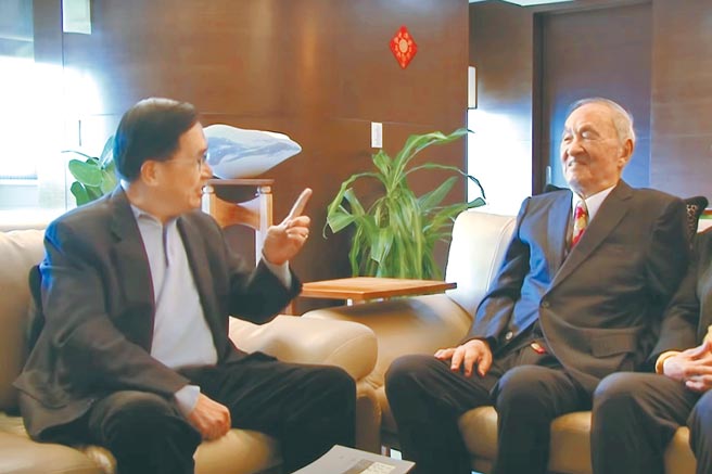 前总统陈水扁（左）21日拜访彭明敏进行节目访谈。（微微笑广播网提供）