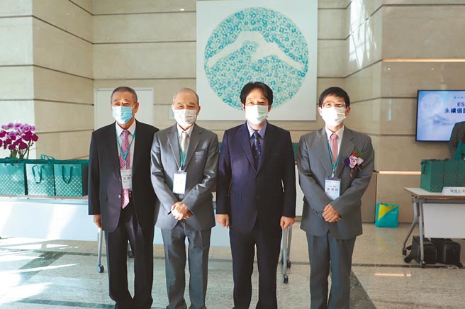 副总统赖清德（右二）、玉山创办人黄永仁（左二）、玉山银行董事长黄男州（右）、玉山金控董事吴建立（左）出席「玉山ESG永续倡议行动」记者会。（玉山银行提供）