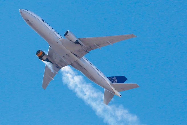 美国联合航空一架飞往夏威夷檀香山的波音777-200客机，20日从科罗拉多州丹佛机场起飞后不久，右侧引擎故障爆炸起火，大型引擎碎片如天女散花般，自高空沿途掉落至近郊住宅区和足球场。神奇的是，飞机一路冒着黑烟紧急折返机场，20分钟后平安降落，乘客爆出欢呼声，地面上也无人遭殃。警方形容，这简直是奇蹟。（路透）