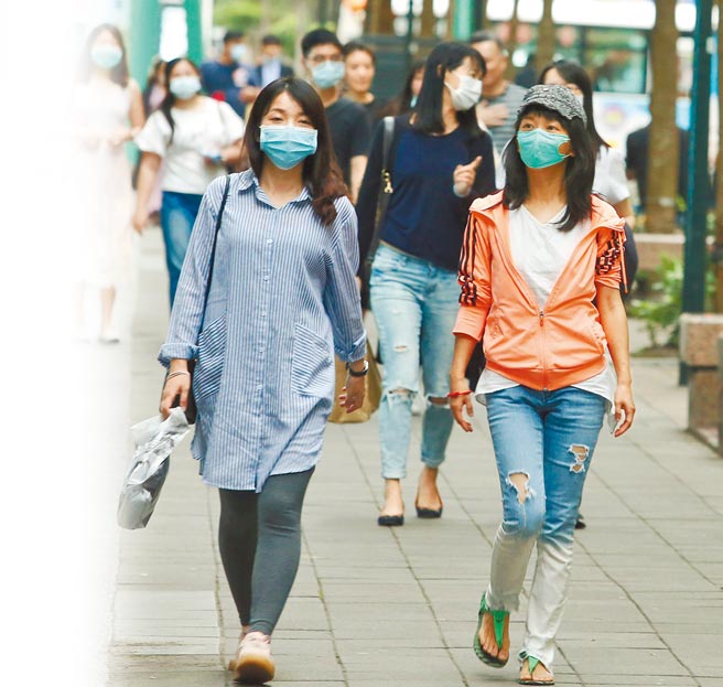 人资专家表示，对月薪3、5万元的基层上班族来说，年后转职薪水没有增加10%千万别跳，寧可骑驴找马、再等待机会。图为街上的民眾。（本报资料照片）