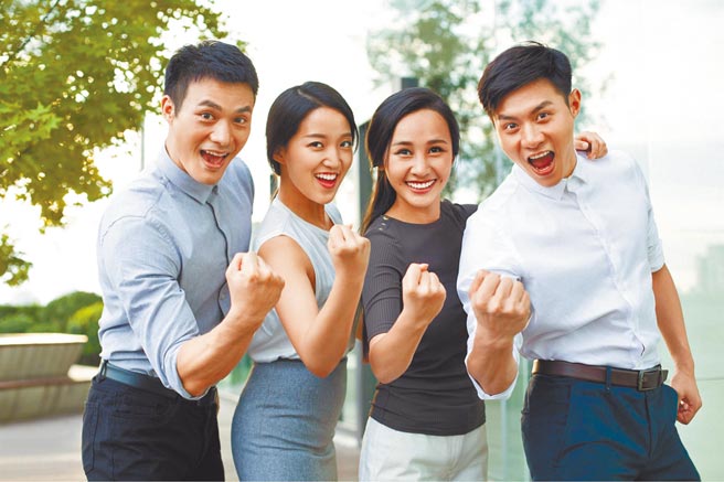 根据统计指出，2020年斜杠人才比例大增，多了4成，斜杠族平均每周多花12小时工作接案。（全球人寿提供）