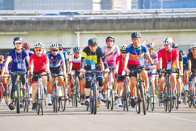 台北市长柯文哲今年2月28日将再度骑单车从台北出发到高雄，预计骑完365公里路程。（本报资料照片）